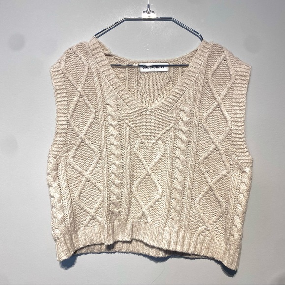 Girl Crush Sleeveless Cable Sweater Vest / Beige / XS - Picture 4 of 11